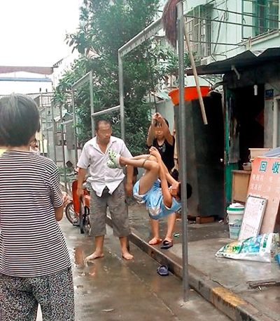 Rùng mình những ông bố dạy con bằng dây trói và muôn kiểu hành hạ như thời trung cổ - Ảnh 2.