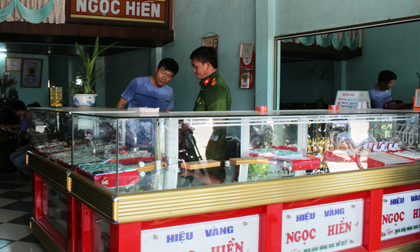 Trộm đột nhập lấy đi 4 khay vàng, chủ tiệm ngủ cạnh không hề hay biết