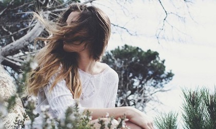 Đừng cúi đầu chỉ vì mình không xinh đẹp, hãy ngẩng cao đầu vì mình là riêng biệt và duy nhất