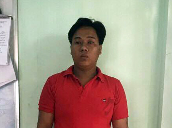 Bat thanh nien 24 tuoi dap mu bao hiem vao dau co gai sau va cham xe hinh anh 1
