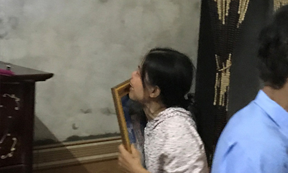 Mẹ già ôm di ảnh con trai bị chém rời thi thể gào khóc trong đám tang