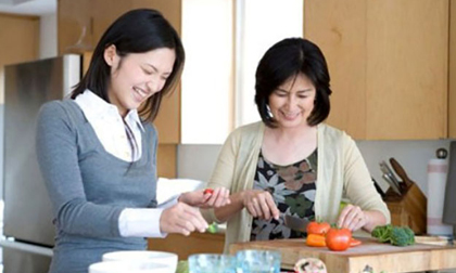 Con dâu vụng về, nhặt rau cũng không biết, mẹ chồng ra tay dạy dỗ khiến ai cũng ngỡ ngàng