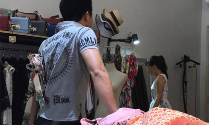Chuyện anh chồng “vạn người mê”: Đi xe dream đưa vợ đi mua váy, tâm lý hết chỗ chê