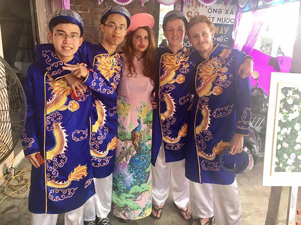 dan be trap toan gai tay dien ao dai truyen thong tuoi nhu hoa 