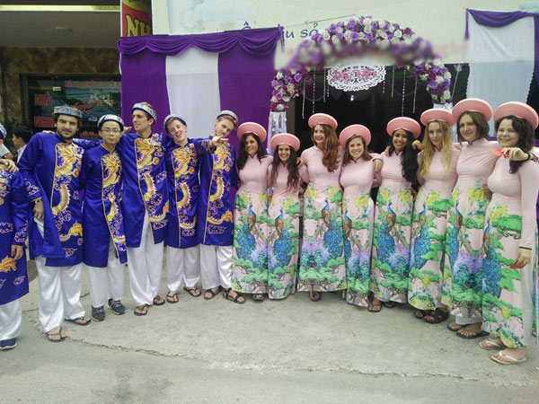 dan be trap toan gai tay dien ao dai truyen thong tuoi nhu hoa 