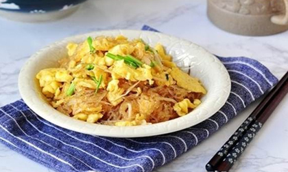 Miến xào trứng làm siêu nhanh cho bữa sáng