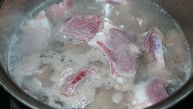 cach lam mon canh suon nau sau chua diu mat cho bua com ngay he hinh anh 3