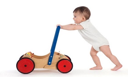 Trẻ biết đi sớm mẹ cứ ngỡ là phát triển tốt ai ngờ nguy hại sức khỏe vô cùng