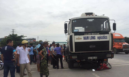 Đi khám bệnh, 2 mẹ con bị xe tải cán tử vong