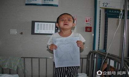 Bị bỏ rơi vì ung thư máu, bé 4 tuổi vẽ tranh mẹ cho đỡ nhớ: Nếu con khỏi bệnh, mẹ có về không?