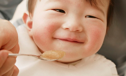 Sai lầm tai hại của mẹ khi con đã lớn nhưng vẫn cho ăn cháo vì sợ hóc nghẹn