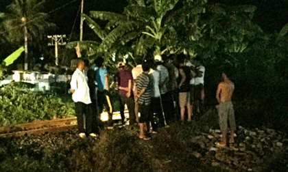 Nam thanh niên lấy áo che mặt, đứng giữa đường ray cho tàu tông