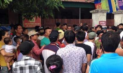 Nghệ An: Hàng trăm người dân vây bắt một phụ nữ nghi bắt cóc trẻ con