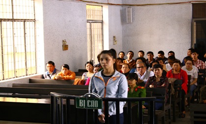 Đạp cửa xông vào nhà đâm chết bạn của chồng