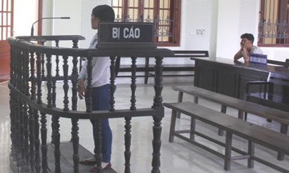 Giữa tòa, chồng bất ngờ thừa nhận ngoại tình để giảm nhẹ tội cho vợ