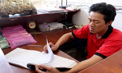 Xông vô nhà dân dàn cảnh để cướp