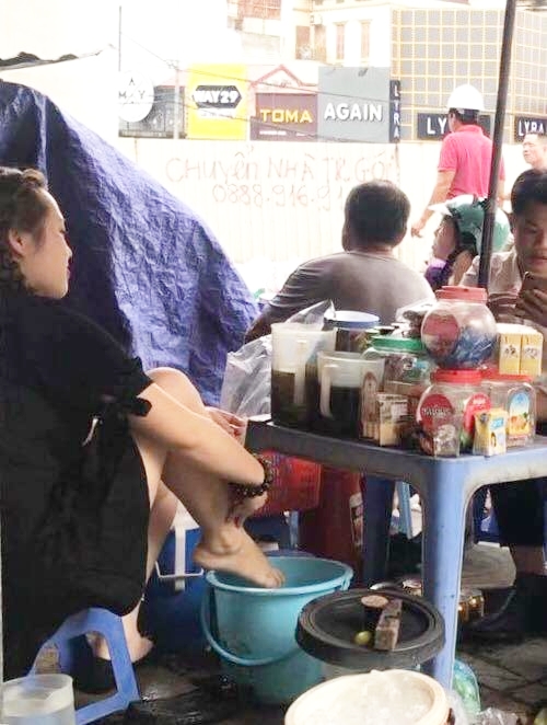 Lập biên bản xử phạt người quay clip Cô gái trẻ lấy nước rửa chân pha trà đá cho khách - Ảnh 2. Lập biên bản xử phạt người quay clip Cô gái trẻ lấy nước rửa chân pha trà đá cho khách - Ảnh 2.
