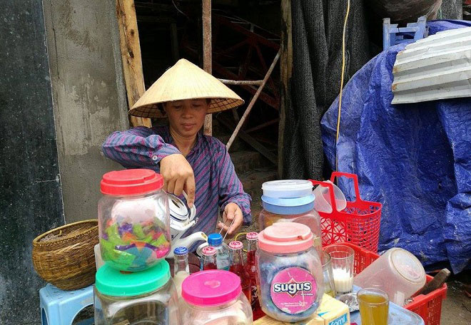 vu clip dung nuoc rua chan pha tra: chu quan tra da doi boi thuong - 1