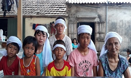 Hà Tĩnh: Đi thu ống lươn, mẹ đột tử, bỏ lại 5 con thơ