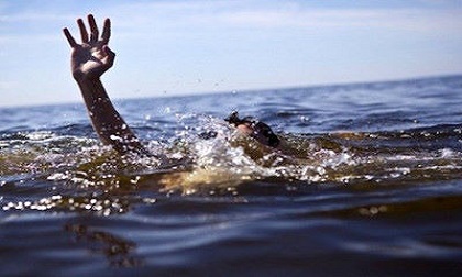 Bé gái 5 tuổi lội ao, tử vong do đuối nước