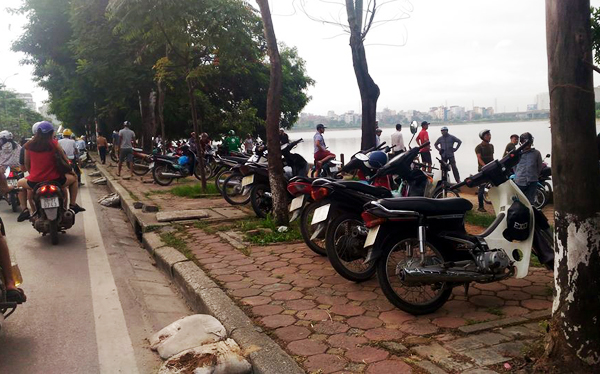 Hà Nội: Phát hiện thi thể một người đàn ông bốc mùi hôi thối giữa hồ Linh Đàm - Ảnh 3.