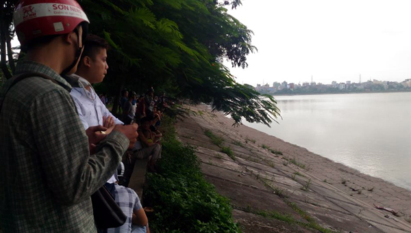 Hà Nội: Phát hiện thi thể một người đàn ông bốc mùi hôi thối giữa hồ Linh Đàm - Ảnh 4.