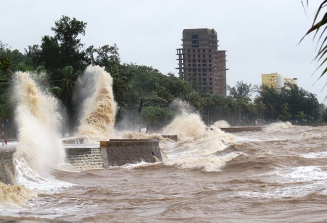du bao thoi tiet hom nay (17.7): bao so 2 den nhanh, manh va bat ngo, mua nhu trut hinh anh 1