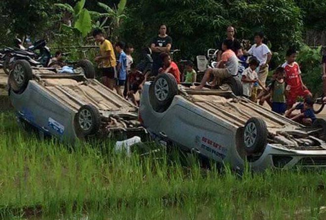 Người dân xô ngửa 2 ô tô của nhóm 