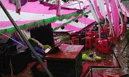 Đám cưới ngày cơn bão số 2 đổ bộ: Méo mặt vì gió quật tung hết cả rạp