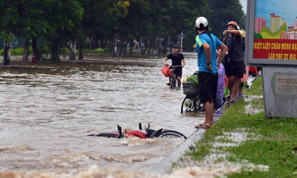 Tin thời tiết hôm nay (18.7): Sau bão số 2, Hà Nội ngập, úng cao