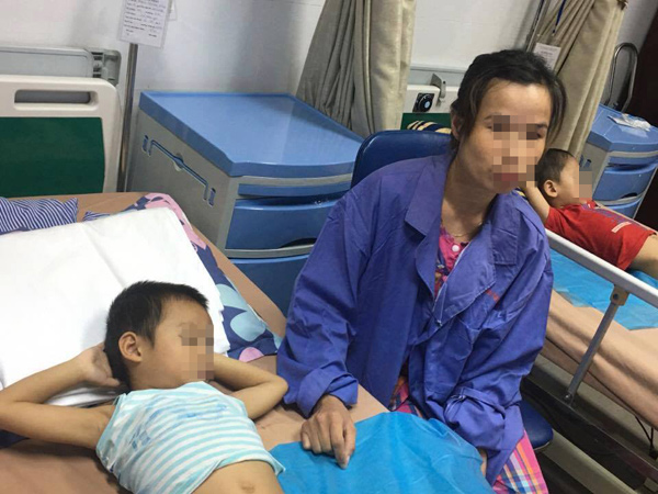 tre bi sui mao ga quanh mieng, mat vi lay tu bo me - 1