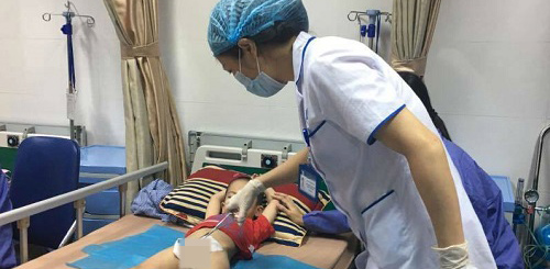 vu hang loat be trai bi sui mao ga khi cat bao quy dau: them be 6 thang tuoi nhap vien voi ton thuong nang - 1