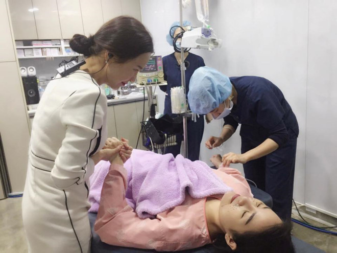 Nghi vấn qua cầu rút ván của nữ hoàng thị phi Quế Vân: thẩm mỹ xinh đẹp xong trở mặt với người giúp đỡ? - Ảnh 2.