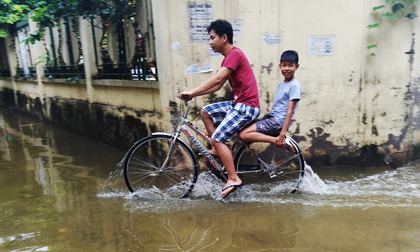 Hà Nội: Nước cống, rác thải trôi vào tận giường vì nước ngập sâu đến 70cm tại Tứ Liên