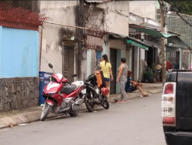 Vợ bị chồng lột đồ ngoài đường và tra khảo - 1