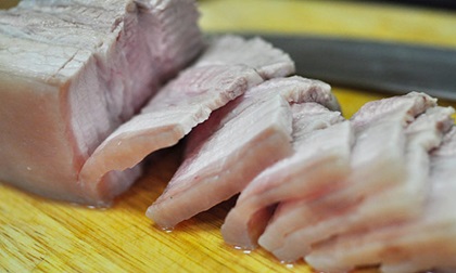 Bật mí tuyệt chiêu luộc thịt lợn để thơm ngọt, không bị hôi, chín đều bạn chỉ cần thêm thứ này vào nước