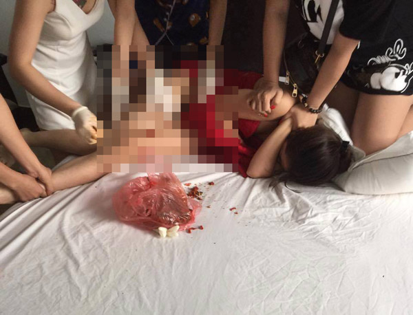 ba bau danh ghen xat muoi ot vao vung kin tinh dich: co gai duoc cho la bo nhi  bat ngo len tieng - 1