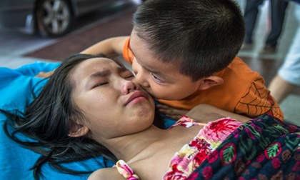 Bố mẹ bỏ đi, em 7 tuổi chăm sóc chị gái trên giường bệnh đã nói một câu khiến ai cũng ấm lòng
