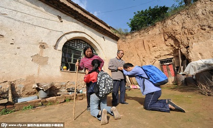 Xúc động câu chuyện hai anh em gánh nước, đốn củi, quỳ lạy cha mẹ trước khi đi