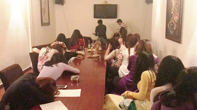 Nữ tiếp viên mặc áo dài, xếp hàng trong quán bar cho “quý ông” lựa chọn - 1
