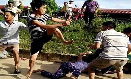 Cả nhà hàng xóm xông ra chém, đánh tàn nhẫn vợ chồng lớn tuổi