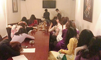 Nữ tiếp viên mặc áo dài, xếp hàng trong quán bar cho “quý ông” lựa chọn