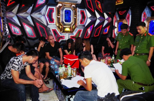 Bắt quả tang 10 nam thanh, nữ tú bay lắc tại quán karaoke - 1