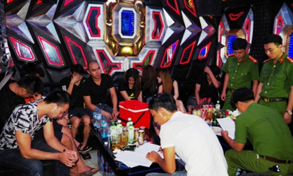 Bắt quả tang 10 nam thanh, nữ tú bay lắc tại quán karaoke