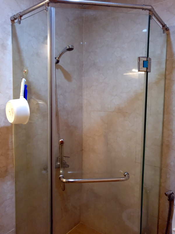 Nhiều vụ nổ kính cường lực khiến chủ nhà hốt hoảng - Ảnh 5.