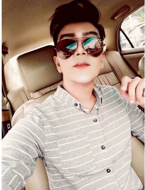 Shock voi khuon mat noi day mun cua chang hot boy dinh dam truoc tham my