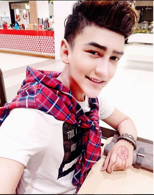 Shock voi khuon mat noi day mun cua chang hot boy dinh dam truoc tham my