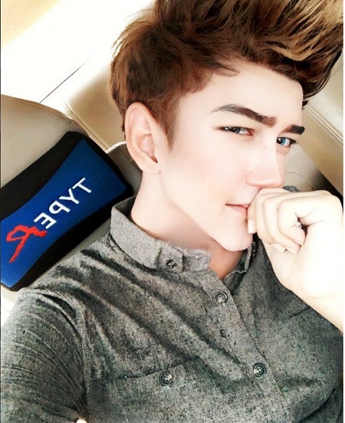 Shock voi khuon mat noi day mun cua chang hot boy dinh dam truoc tham my