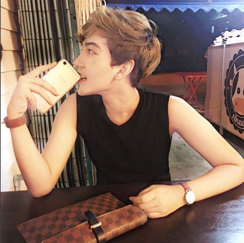 Shock voi khuon mat noi day mun cua chang hot boy dinh dam truoc tham my