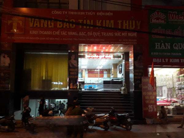 dien bien: gia xem hang roi cuop tiem vang hinh anh 2